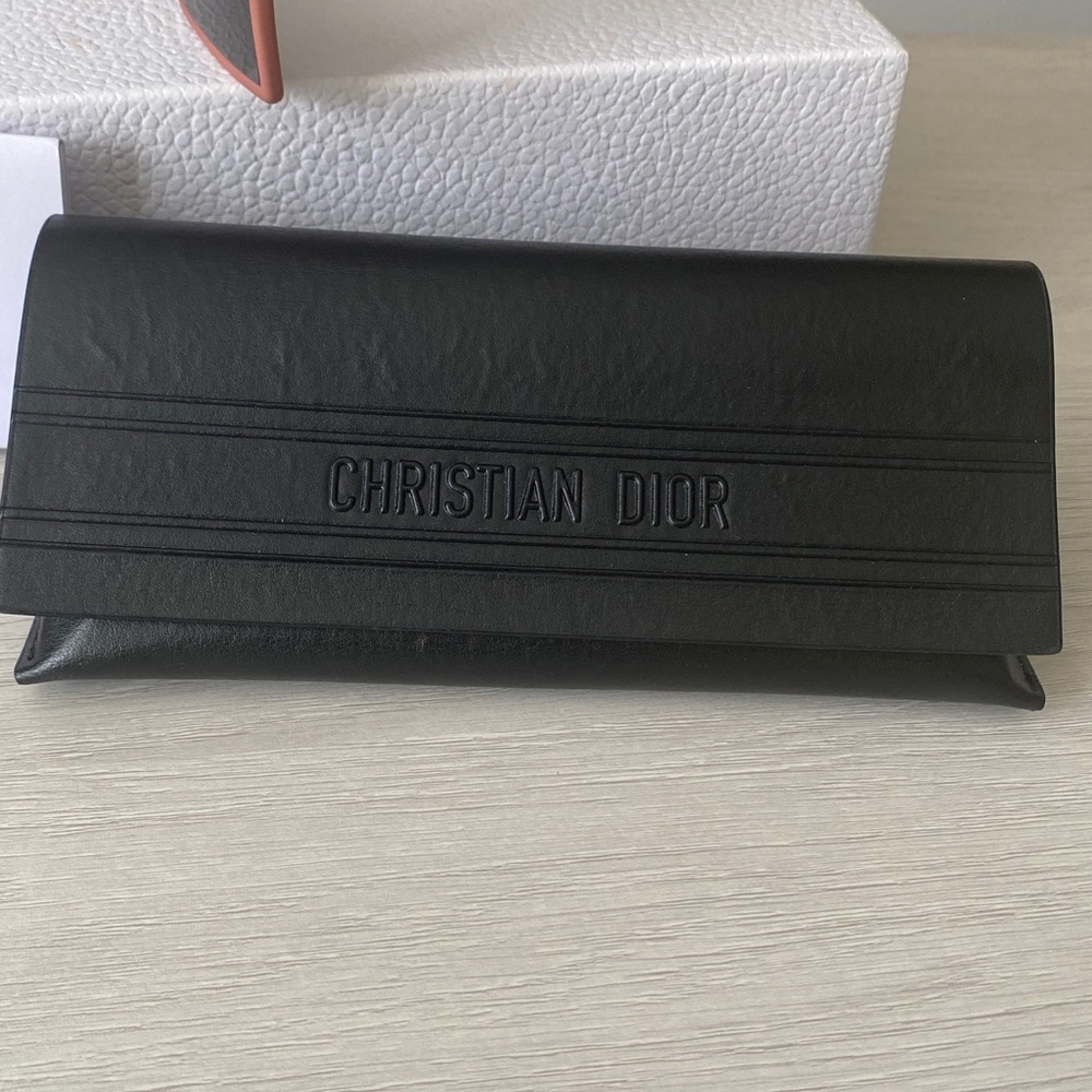 Dior 30Montaigne BNWB
Matte sunglasses - Picture 5 of 11